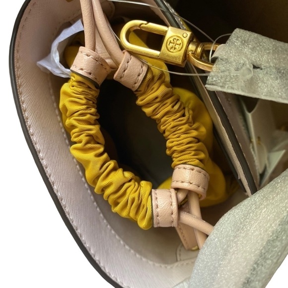 Tory Burch Robinson Bucket Bag Crossbody Purse Flower Appliqué NWT Leather - Picture 12 of 15